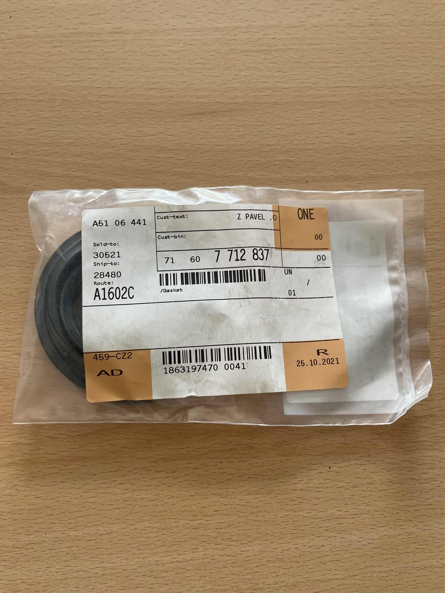 BMW - těsnění horního víka kufru 71607712837