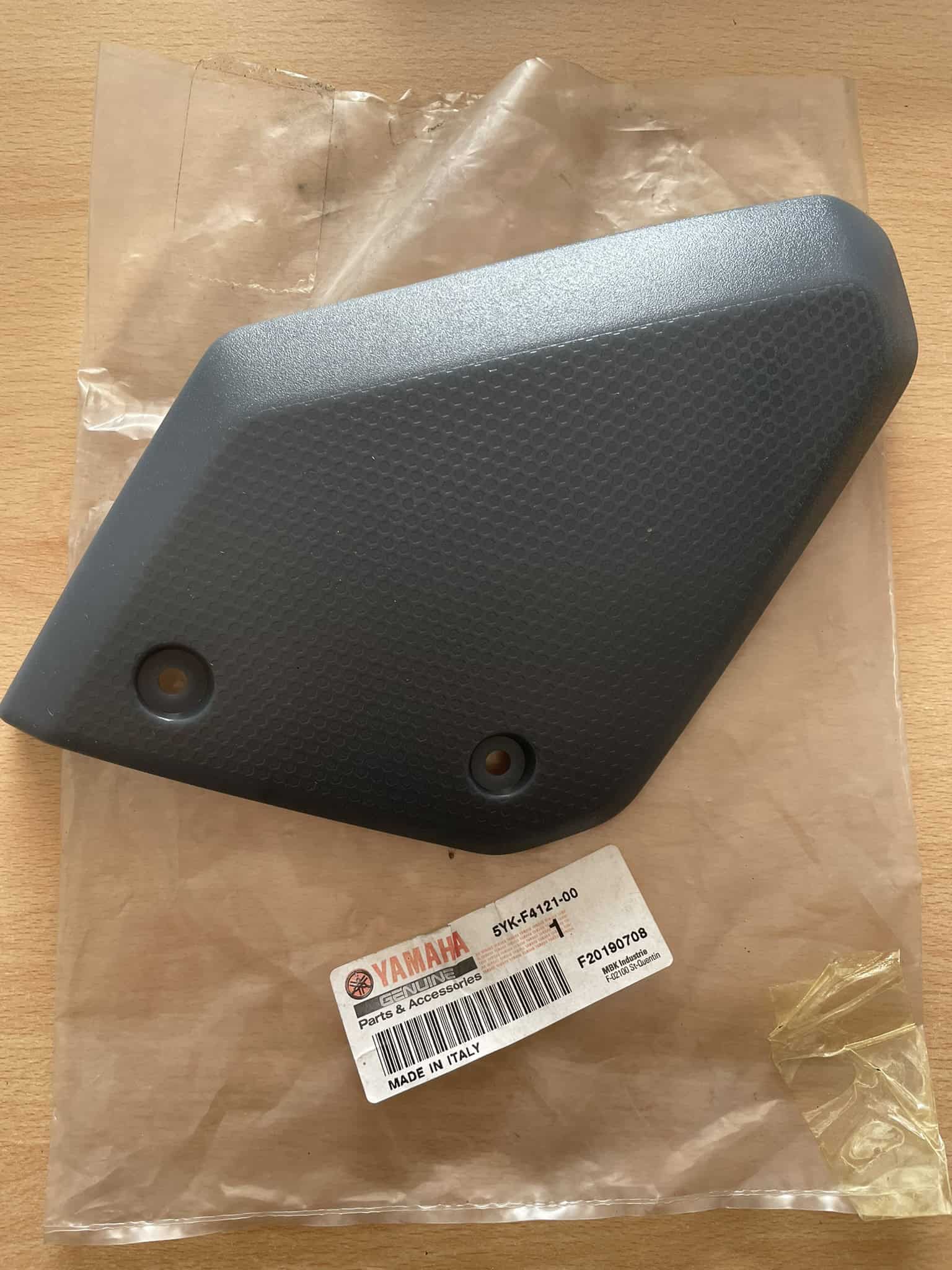 YAMAHA - boční kryt nádrže MT03 5YK-F4121-00